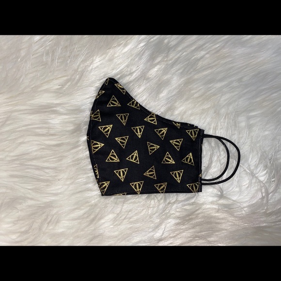 Face Mask W Filter Pocket Black & Gold Triangle - Picture 1 of 3
